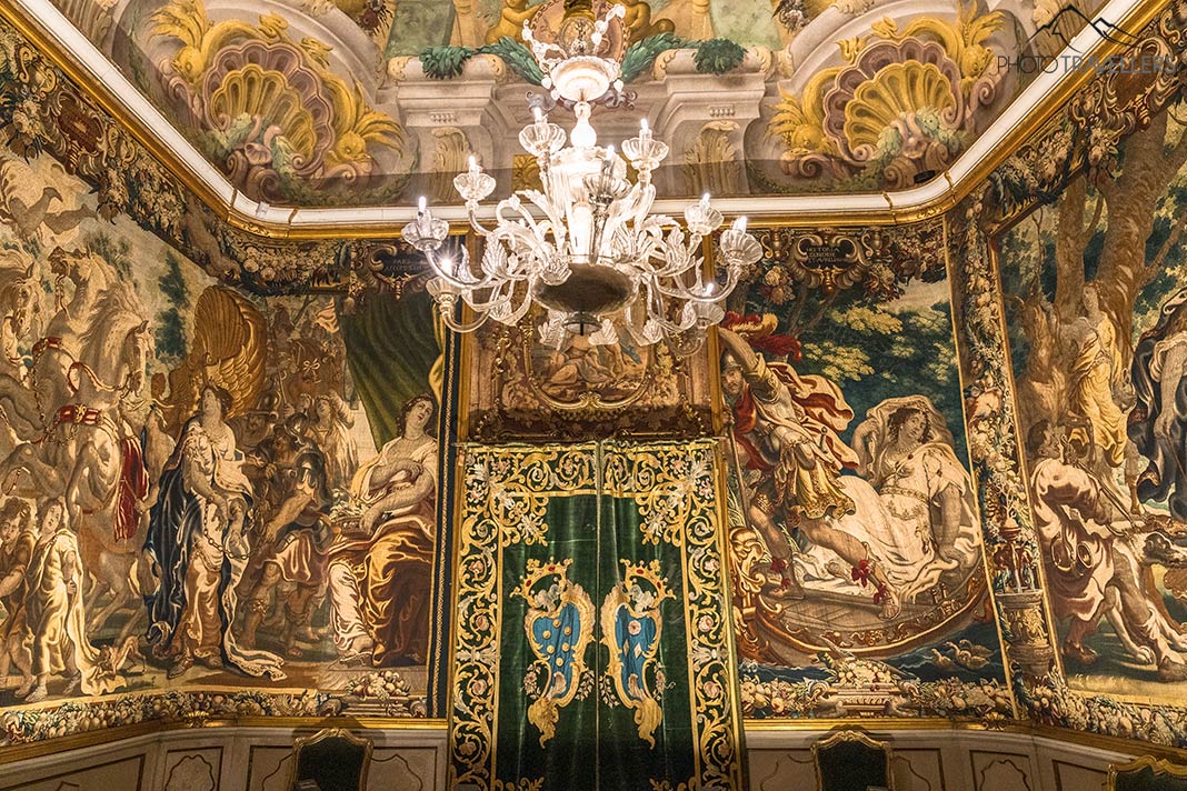 Ein mit bunten Teppichen geschmückter Raum im Palazzo Mansi National Museum in Lucca
