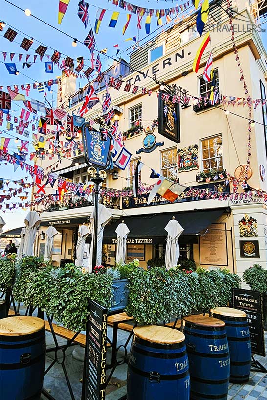 Der Biergarten vor der Trafalger Tavern ist mit bunten Fähnchen überspannt
