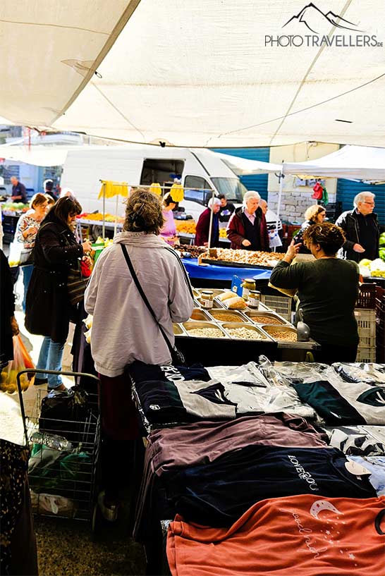 Menschen stehen um verschiedene Marktstände