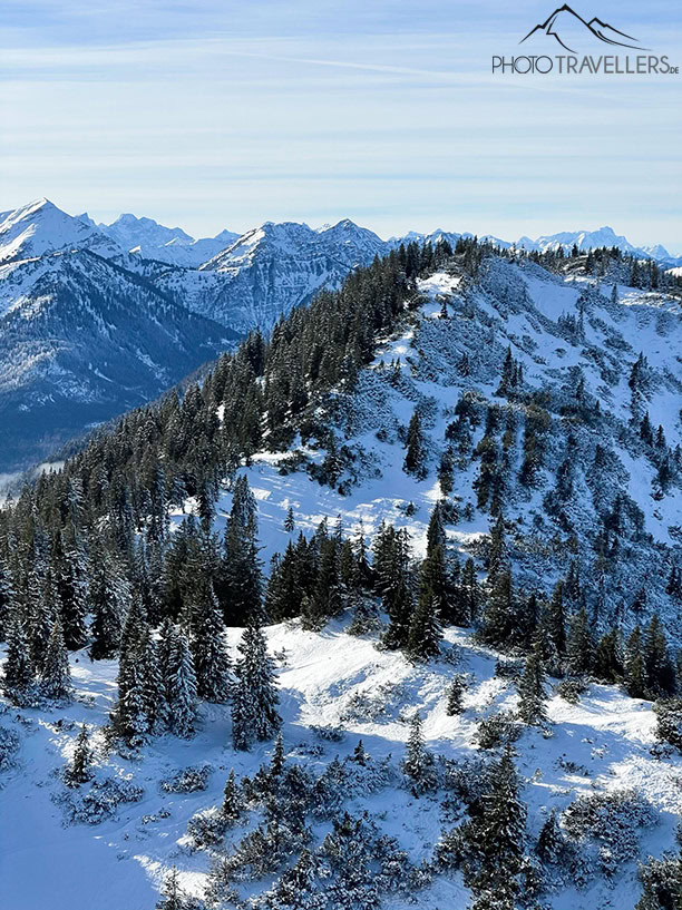 Der Blick vom Schildenstein-Gipfel auf die schneebedeckten Berge