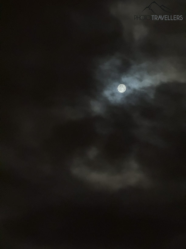 Der Vollmond, fotografiert mit der Telefotokamera des iPhone 15 Pro Max