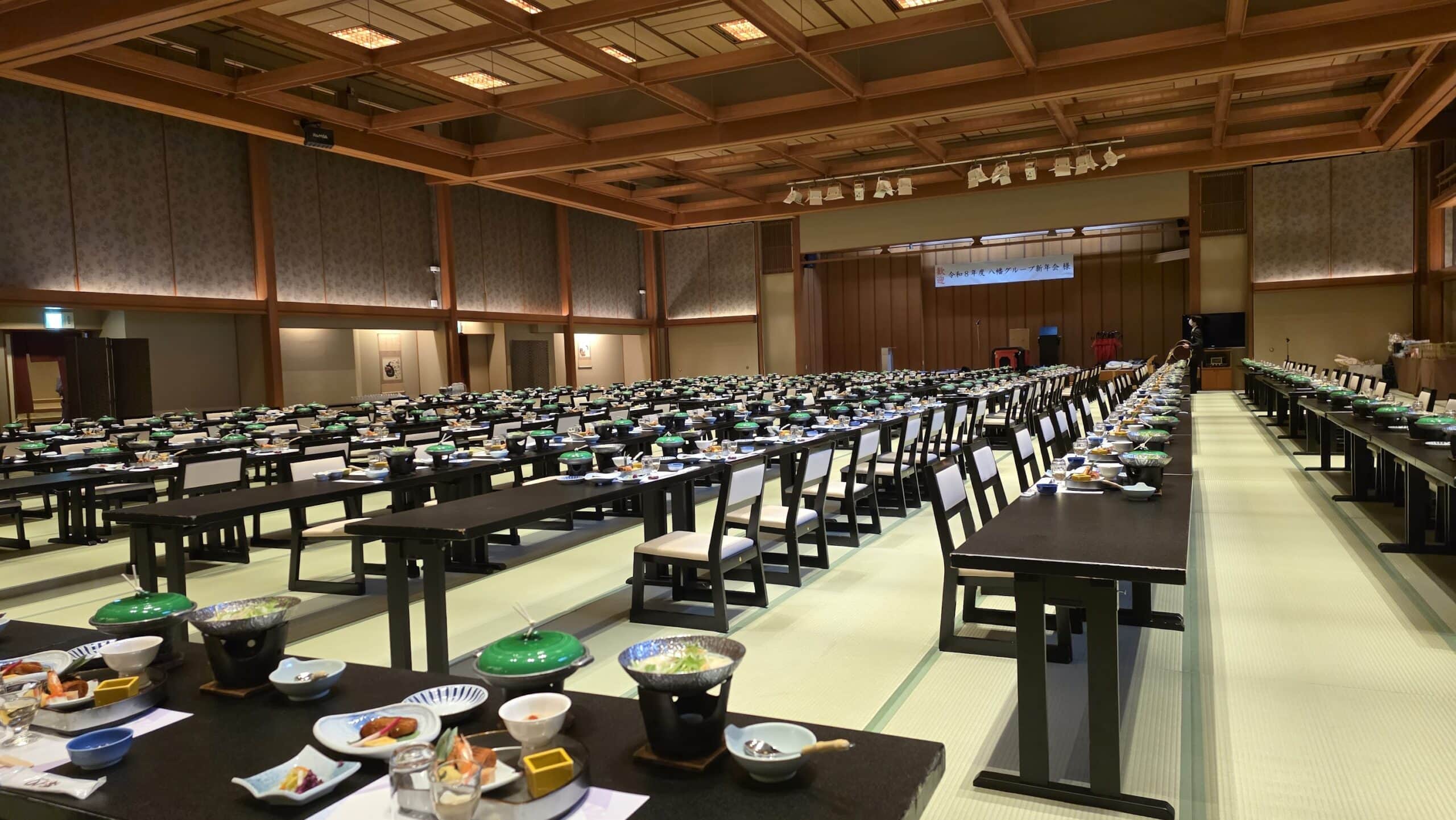 和倉温泉「日本の宿 のと楽」でマジックショー!20年のご縁と能登の復興 1 のと楽の大宴会場に料理がずらりと並んだ開宴前の様子