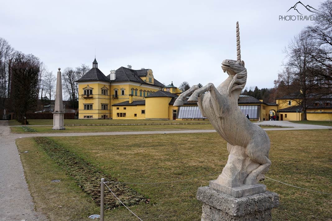 Eine Statue eines Einhorns vor dem Schloss Hellbrunn