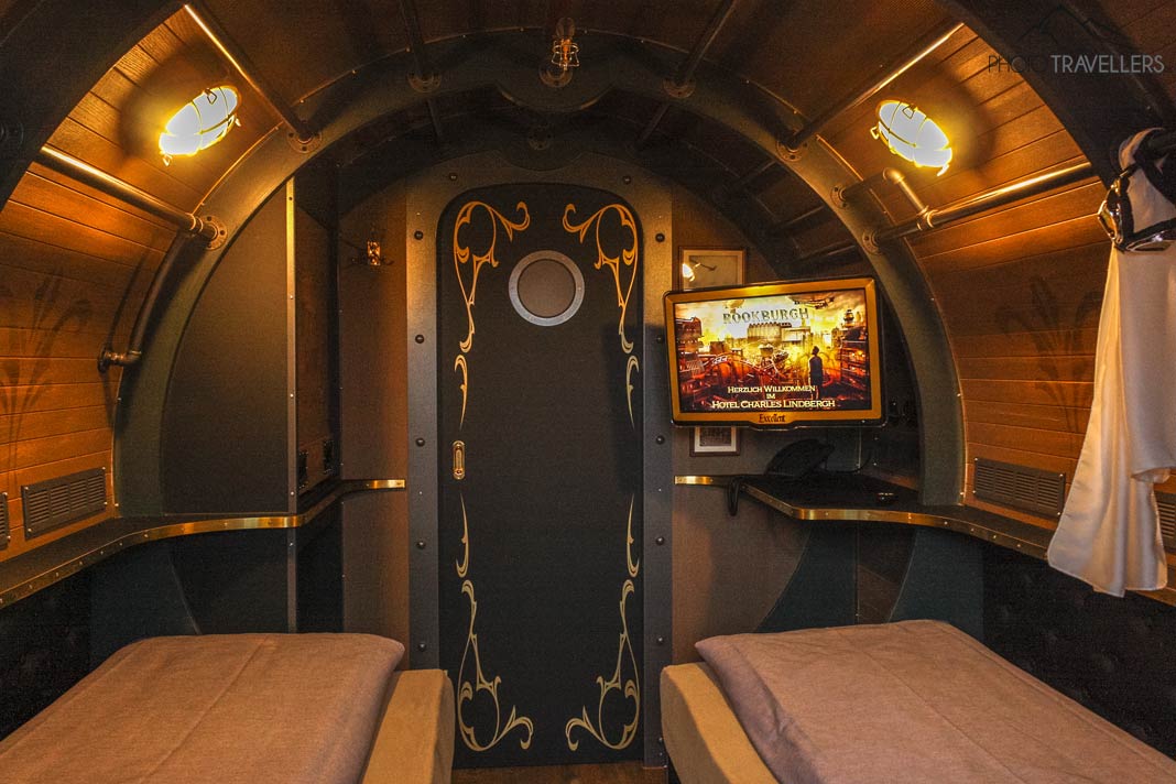 Blick in das Hotelzimmer, das wie eine Flugkabine designt ist