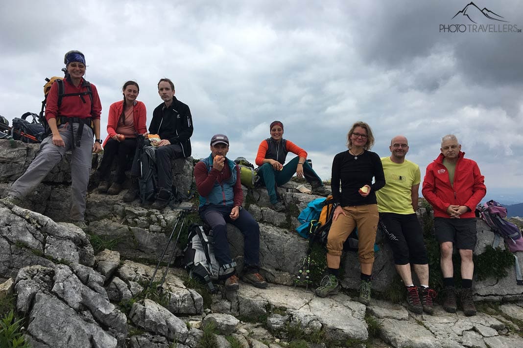 Ein Gipfelfoto mit sieben Teilnehmern der Wanderleiter-Ausbildung und dem Bergführer