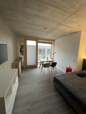 Unterkunft 18 KAPITO Studio 3 Zimmer mit Stühlen, Bett, Fenster