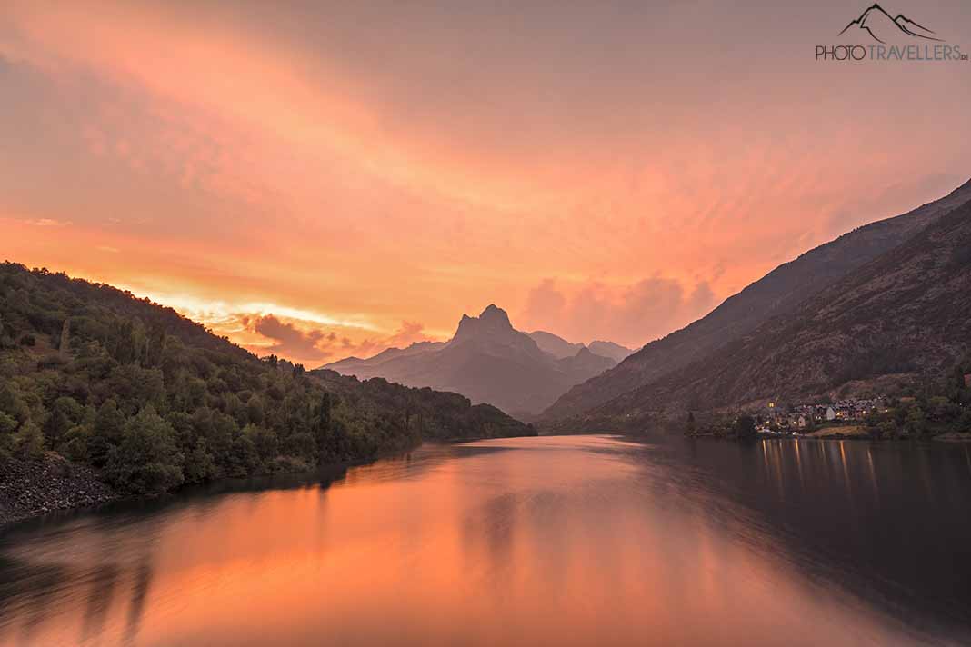 Blick über den Lanuza-Stausee mit der Peña Foratata, entwickelt mit 6300 Kelvin