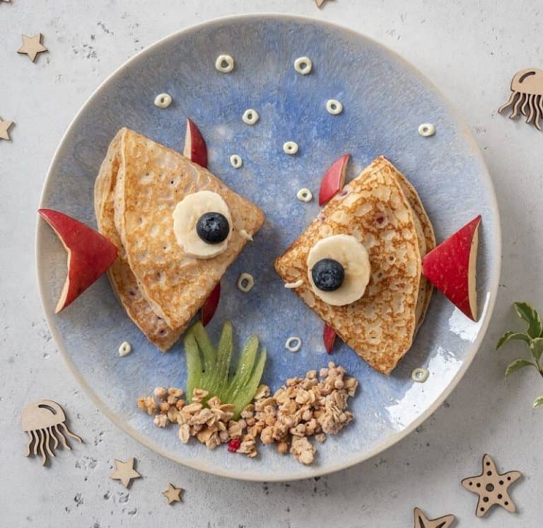 Essbares Aquarium aus Eierpfannkuchen für Kinder angerichtet