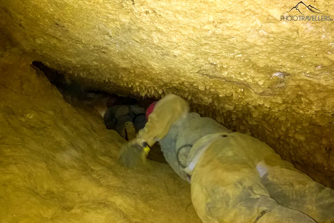 Höhlen-Besucher kriechen durch das Silberloch Essing