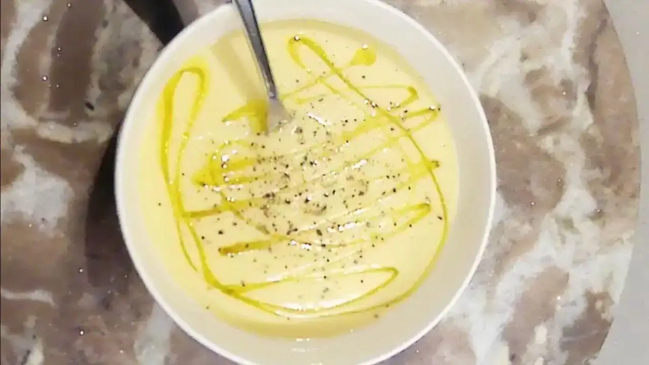 Velouté chou‑fleur et patate douce Bol de velouté au chou‑fleur, poireau et patate douce au lait de coco, texture crémeuse et lisse.