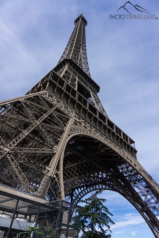Der Blick von unten auf den Eiffelturm in Paris