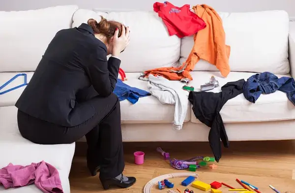 Zones d’intervention pour notre service de nettoyage canapé en désordre et femme qui se prend la tête