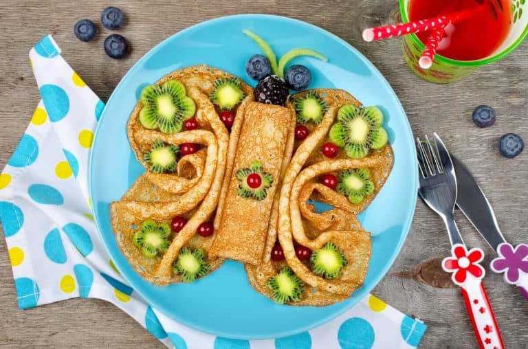 Pfannkuchen Schmetterling mit Obst dekoriert für Kinder
