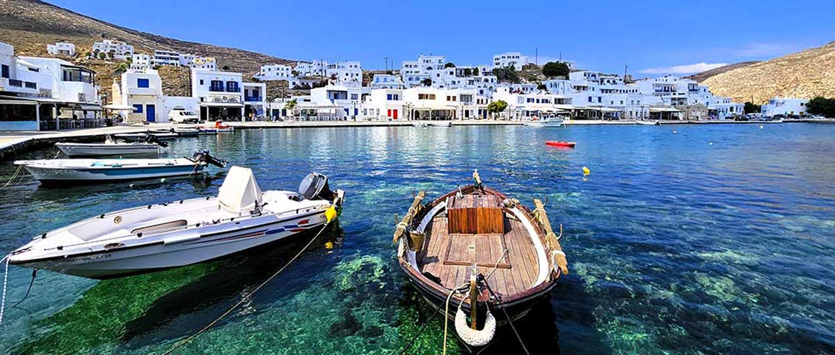 startseite-griechenland-inseln-2 Boote in einer Bucht auf Tinos, Griechenland