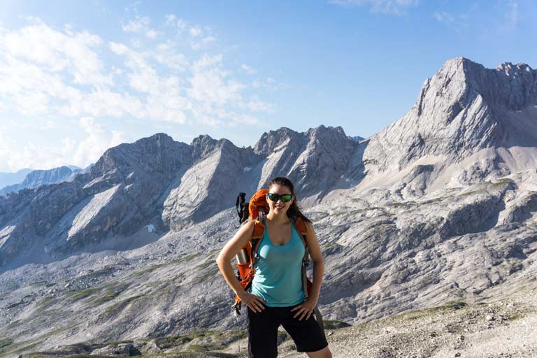 startseite-garmisch-bergtouren Reisebloggerin Biggi Bauer auf dem Zugspitzplatt