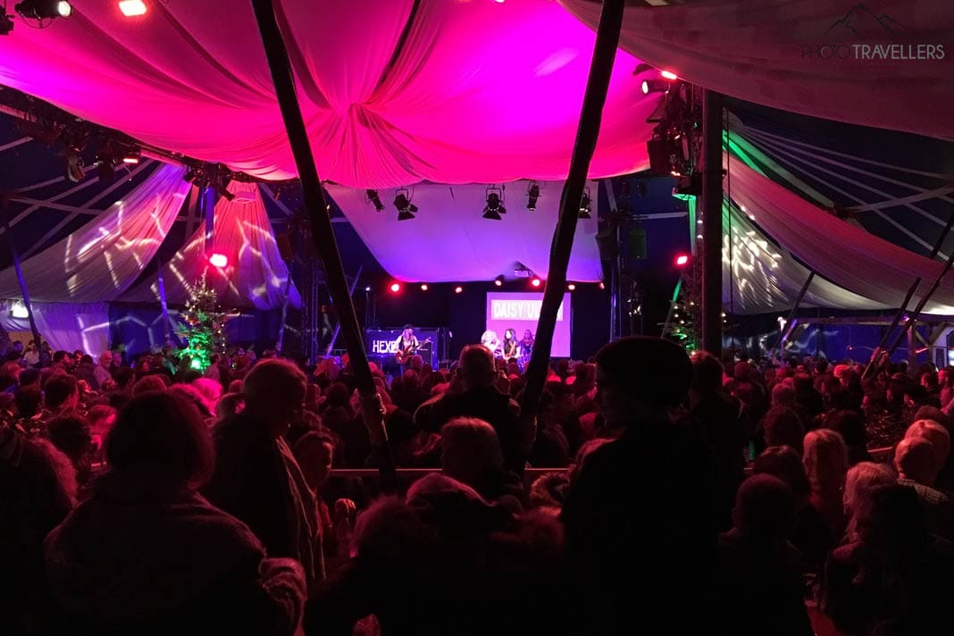 Ein Konzertzelt auf dem Tollwood