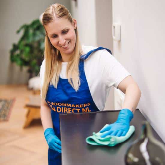 Werkster doet afstoffen schoonmakersdirect.nl Werkster doet afstoffen schoonmakersdirect.nl