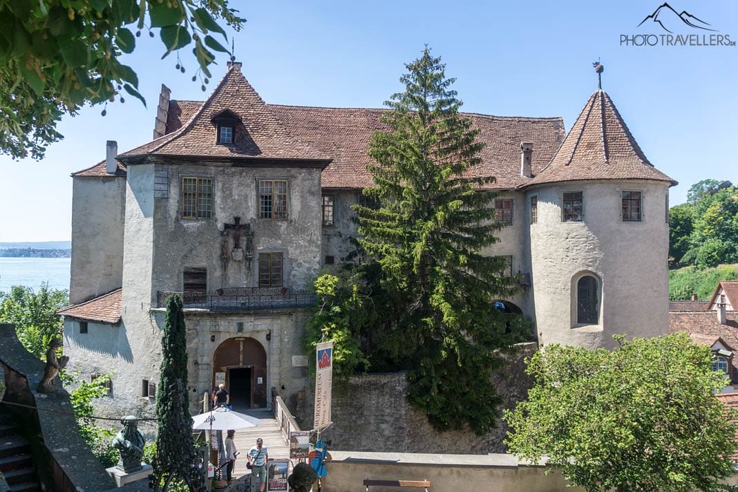 Die Meersburg mit der Brücke in der Stadt Meersburg am Bodensee
