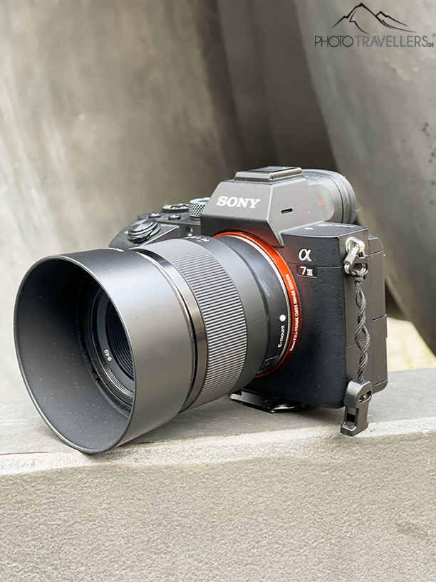 Die Sony Alpha 7 III mit einem Porträt-Objektiv