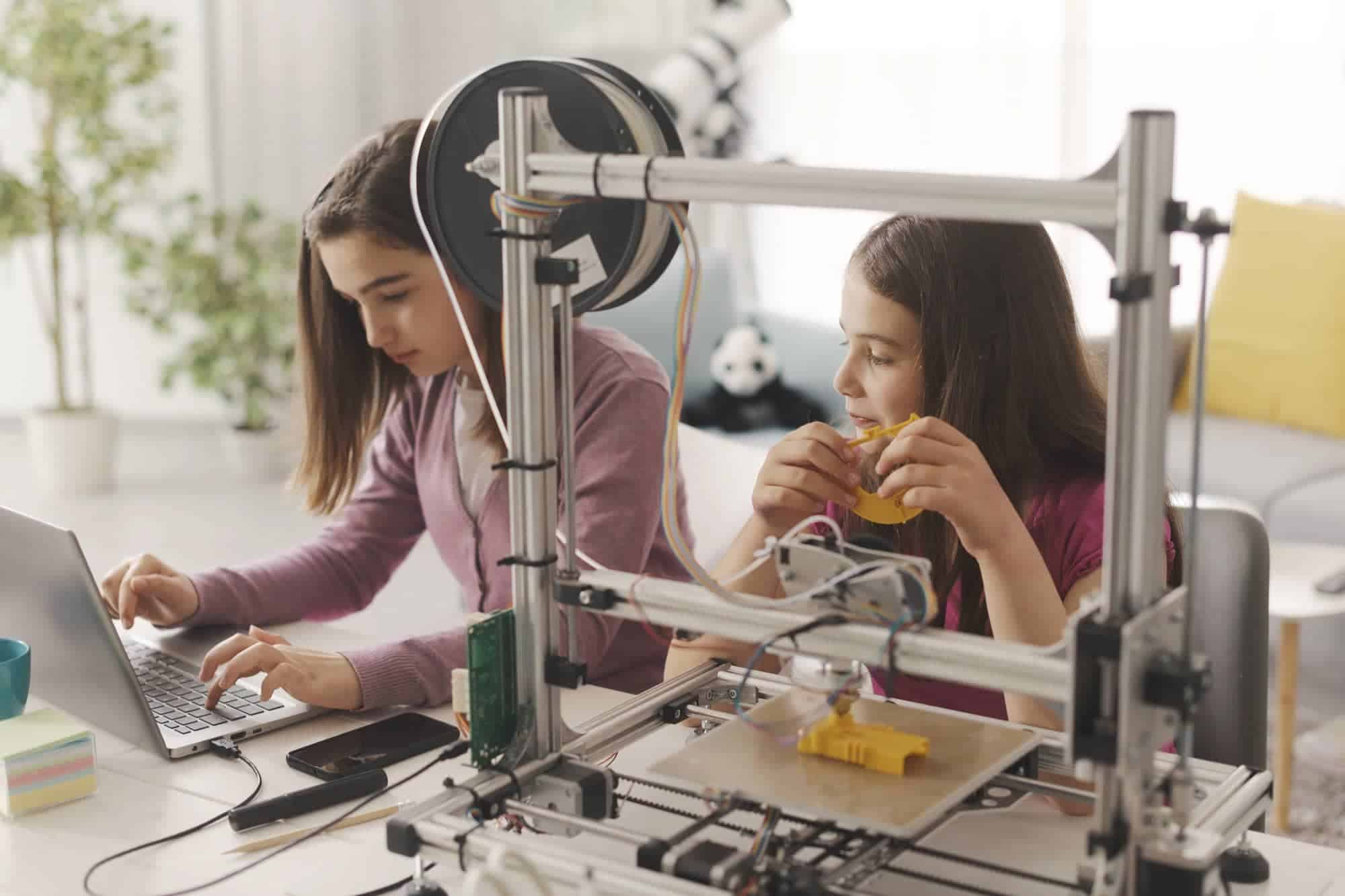 girls_3D_printer Kinder sehen dem 3D Drucker zu