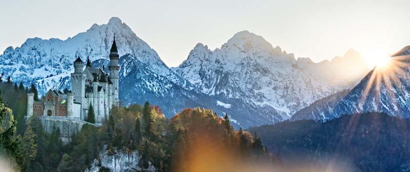 Blick auf Schloss Neuschwanstein, eine der bekanntesten Sehenswürdigkeiten in Deutschland