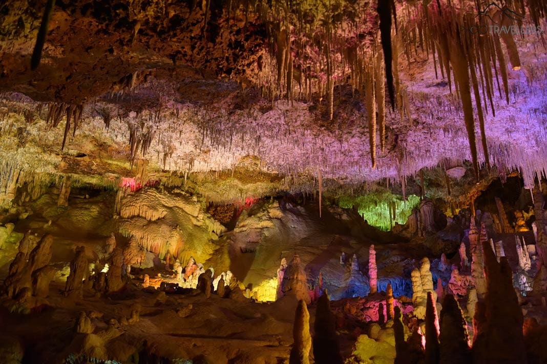 Bunt angestrahlte Tropfsteine in der Höhle Coves dels Hams auf Mallorca