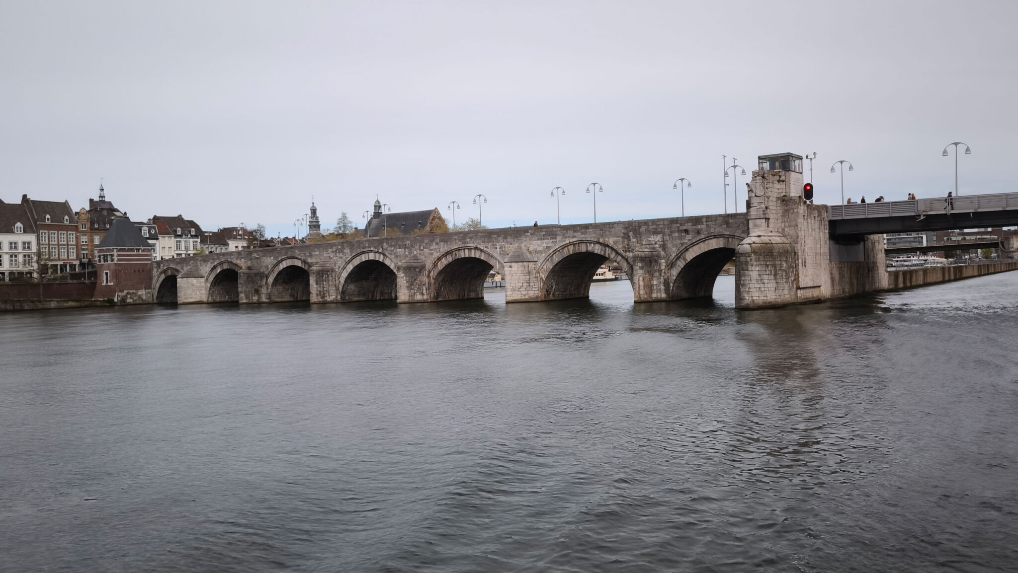 Sint Servaasbrug in Maastricht: Hightech unter historischer Fassade bruecke-maastricht