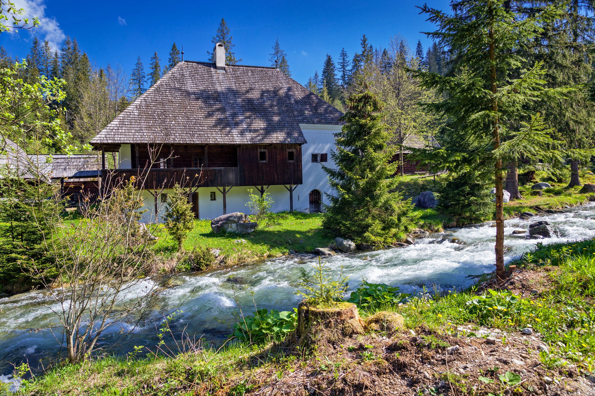 Kleines Wasserkraftwerk: So klappt es mit Strom aus dem Bach Haus am Bach