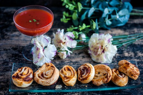 délicieux feuilletés roulés sauce tomates Marmande