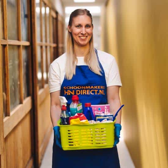 Schoonmaakster met poetsspullen schoonmakersdirect.nl Schoonmaakster met poetsspullen schoonmakersdirect.nl