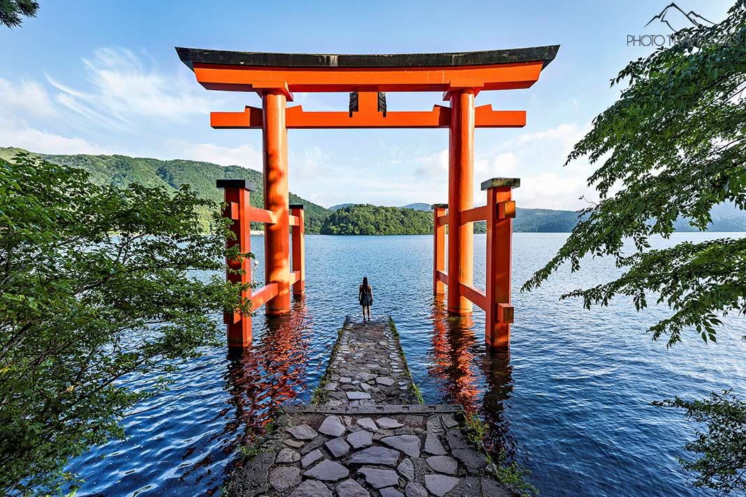 Reisebloggerin Biggi Bauer steht am Ashi-See zwischen dem roten Tor des Hakone-Schreins