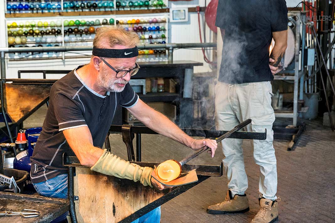 Ein Glasbläser bei der Arbeit im Glasblazerij Nationaal Glasmuseum in Leerdam