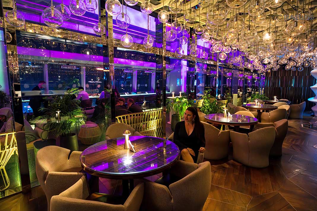 Reisebloggerin Biggi Bauer in der Ozone Bar in Hongkong