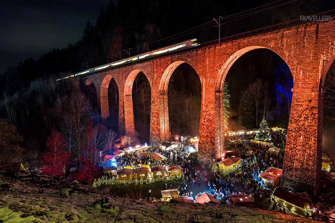 Der Blick von oben auf den Weihnachtsmarkt in der Ravennaschlucht