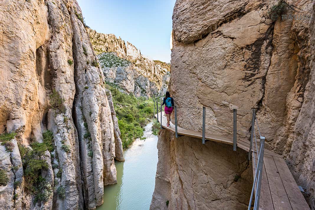 Reisebloggerin Biggi Bauer auf einem Steg hoch in der Schlucht des Flusses Guadalope