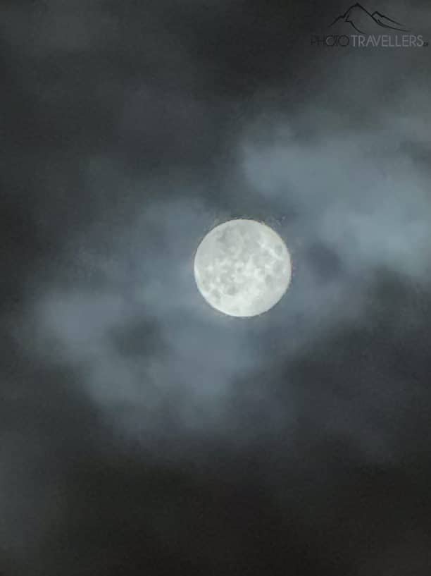 Der Vollmond in der 100-Prozent-Ansicht, fotografiert mit dem iPhone 15 Pro Max