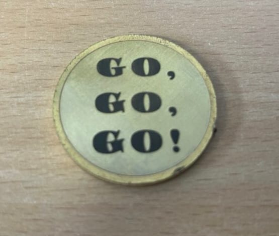 dunkle Gravur auf einer vertieften Gravur einer Münze dunkle Gravur auf einer vertieften Gravur einer Münze