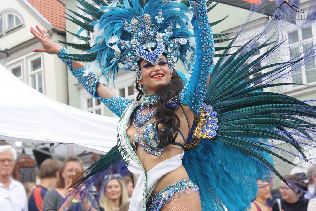 Eine Tänzerin auf dem Internationalen Samba Festival in Coburg