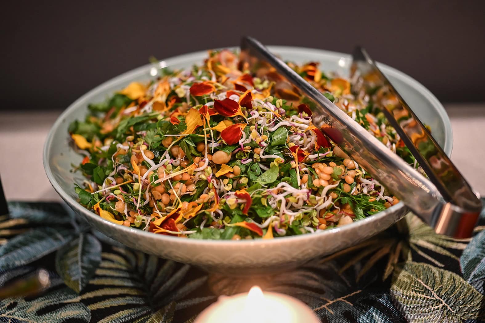 Knackig frischer Salat mit Blüten & Sprossen von „Pink Carrot“ Catering in den HONGKONG STUDIOS