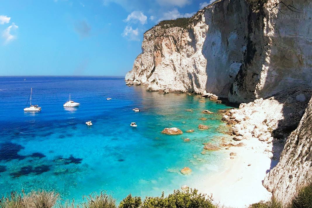 Steile weiße Felsen ragen am türkisblauen Eremitis Beach empor
