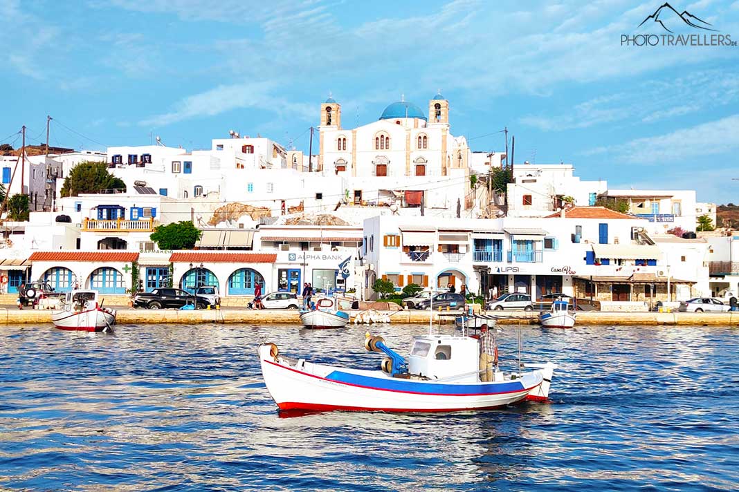 Ein kleines Fischerboot im Hafen von Lipsi vor der Kirche Agios Ioannis Theologos