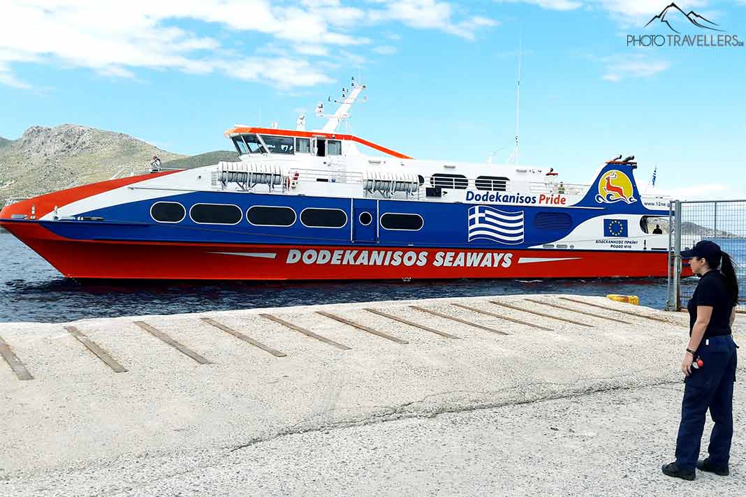 Eine Polizistin steht vor einem rot-blauen Schnellboot