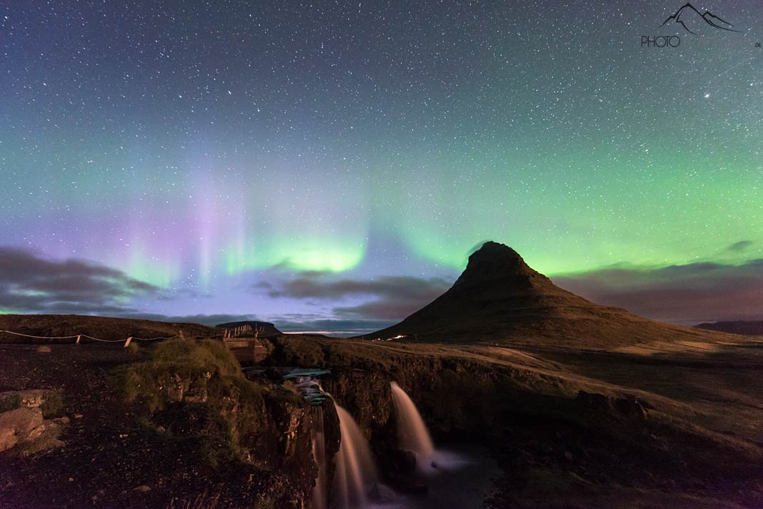 Polarlichter über dem Berg Kirkjufell in Island
