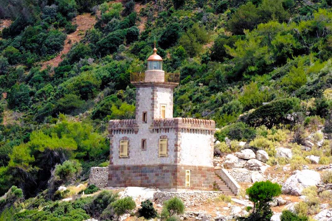 Der steinerne Leuchtturm in Poros steht auf einem begrünten Plateau