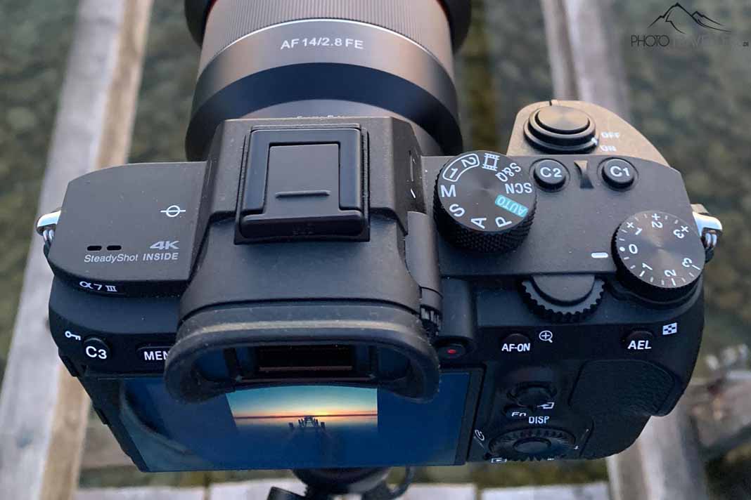 Sony Alpha 7 III von oben mit der Belichtungskorrektur