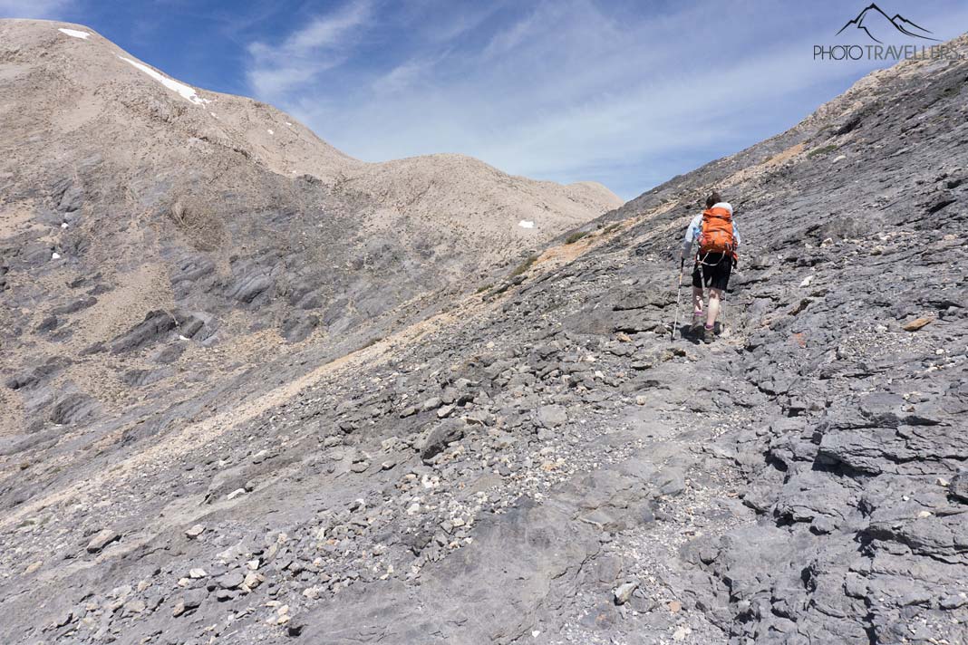 Reisebloggerin Biggi Bauer steigt ein schwarzes Lavafeld auf dem Weg zum Pachnes auf