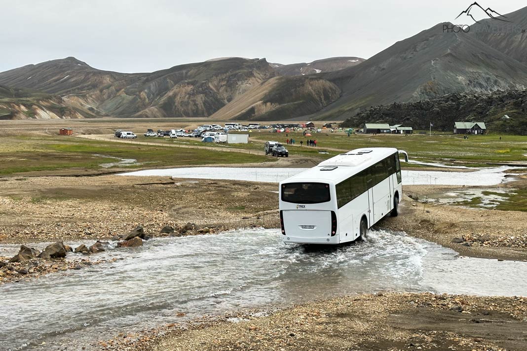 Ein Hochlandbus furtrt den Fluss bei Landmannalaugar