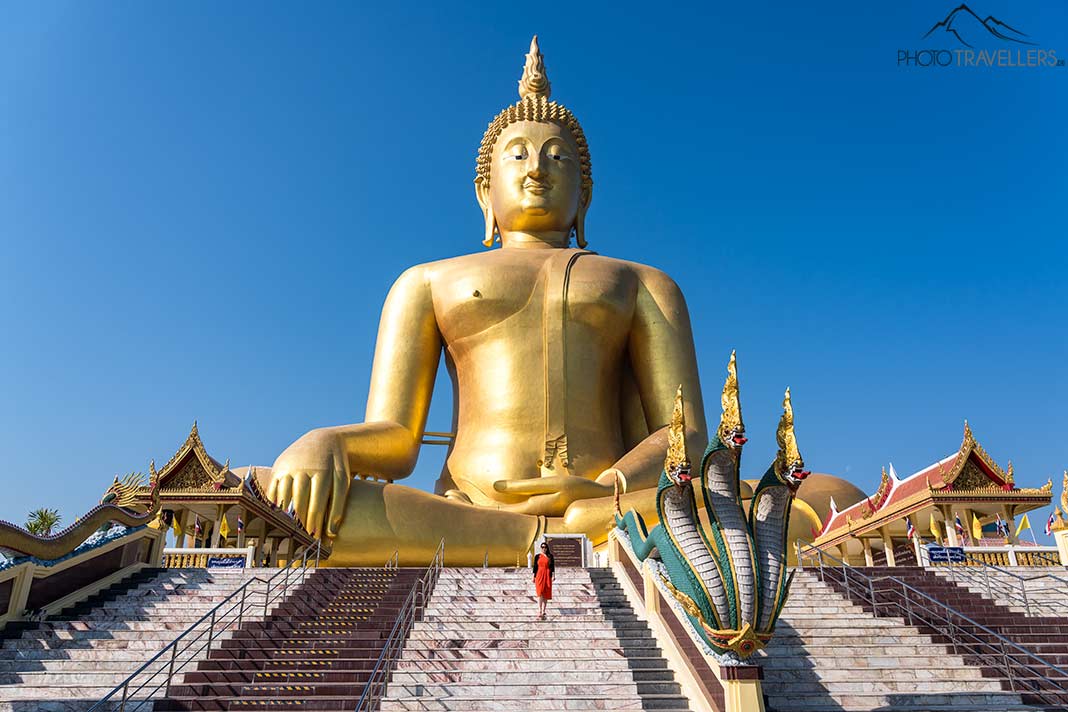 Reisebloggerin Biggi Bauer vor dem Great Buddha of Thailand