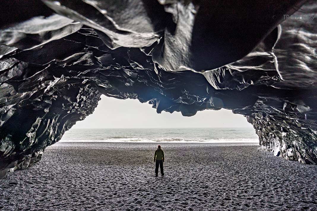 Reisebloggerin Biggi Bauer in der Höhle Hálsanefshellir am Strand von Reynisfjara in Island