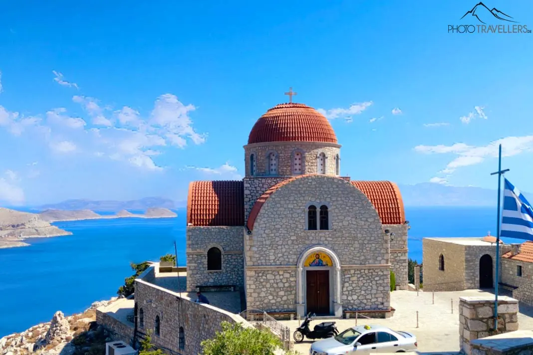Das Kloster Agios Savvas besitzt eine große rote Kuppel